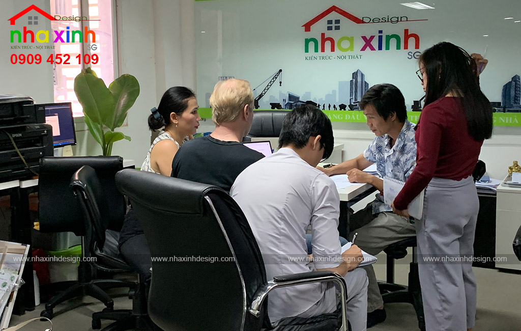Tư Vấn Khách Hàng Lựa Đèn Tại Showroom - Công Ty Nhà Xinh